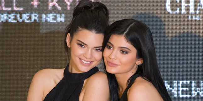 [FOTO] Super Mewah! Kendall & Kylie Jenner Kembaran Mobil Ferrari