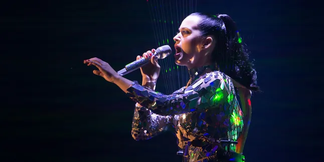 [Foto] Super Selfie, Ada Yang Baru Dari Penampilan Katy Perry