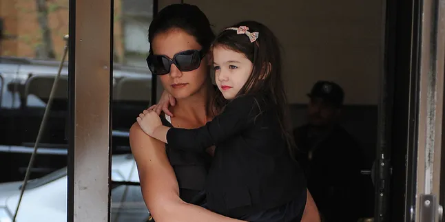 [FOTO] Suri Cruise Adalah Jelmaan Katie Holmes, Percaya?