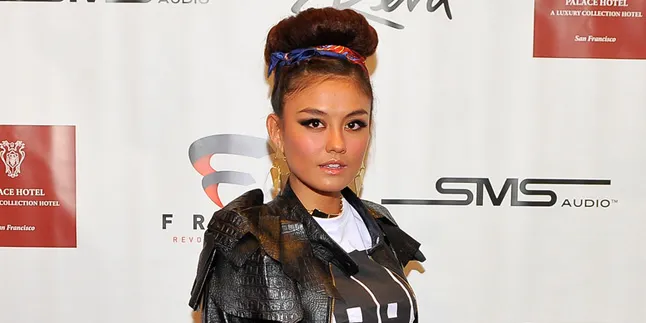 [Foto] Suspender Stocking, Kostum Agnes Monica di San Francisco