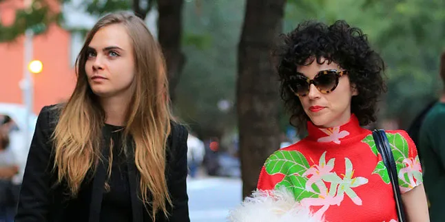 [FOTO] Sweet! Cara Delevingne & 'Pacar Lesbiannya' Liburan Bareng