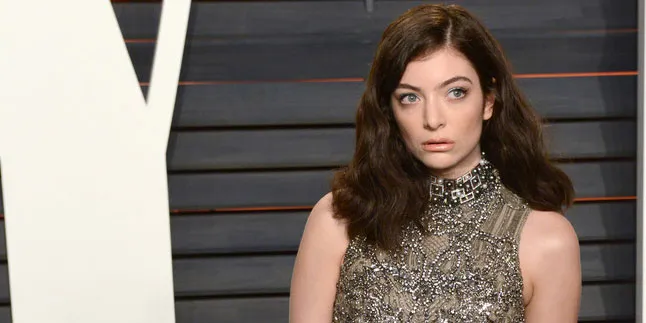 Foto: Tak Bergaya Tomboy, Lorde Tampil Cantik Dengan Floral Dress