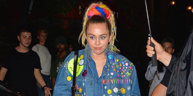 [FOTO] Tak Lagi Blonde, Miley Cyrus Kini Berambut Gelap & Panjang
