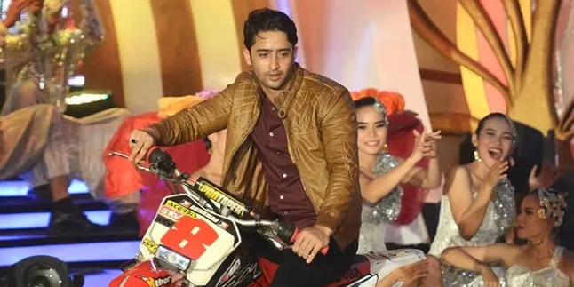FOTO: Tampan dan Rapi, Shaheer Sheikh Malah Ngecat Tembok
