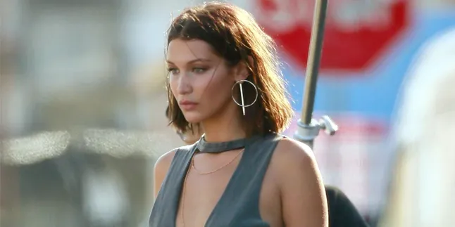 [FOTO] Tampil Braless, Bella Hadid Sengaja Pamer Bagian Pribadi