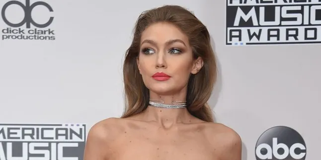 [FOTO] Tampil Cantik di Atas Runway, Sepatu Gigi Hadid Copot Sebelah