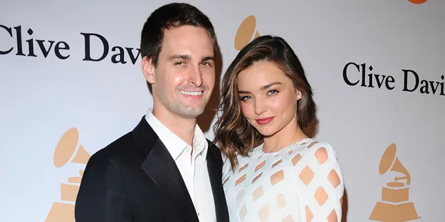 [FOTO] Tampil Cantik Saat Tunangan, Miranda Kerr Bak Pengantin