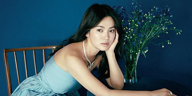 FOTO: Tampil Dengan Rambut Keriting, Song Hye Gyo Makin Elegan