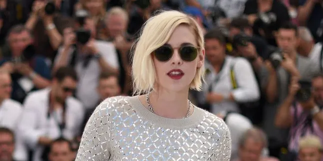 [FOTO] Tampil di Red Carpet, Kristen Stewart Pakai Baju Lubang-Lubang & Pamer Perut