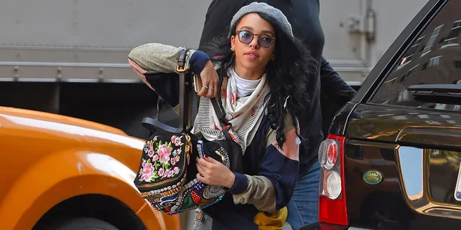 [FOTO] Tampil Seksi, FKA Twigs Ekspos Bagian Dada