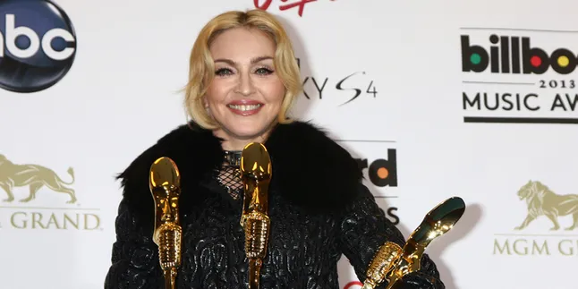 [FOTO] Tampil Sopan, Madonna Putuskan Pakai Cadar