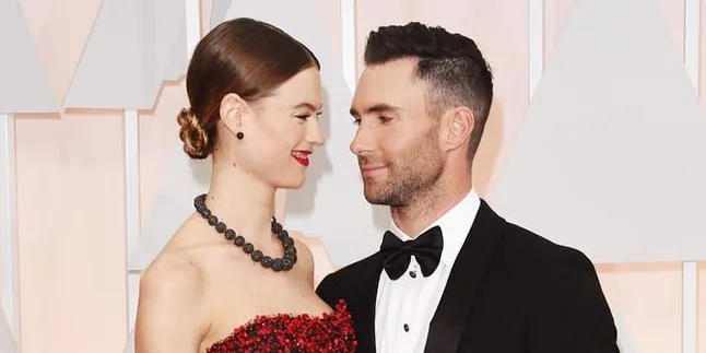 [FOTO] Tampil Tanpa Makeup, Behati Prinsloo Ditemani Suami Periksa Kandungan