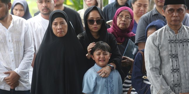 PHOTO: Grandchild's Tears Accompany the Funeral of Chua Kotak and Dewi Sandra's Father-in-Law