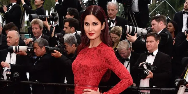 [Foto] Tanpa Baju Atasan, Katrina Kaif Pede Pamer Bra Hitam