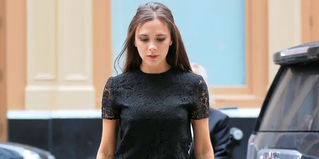 [FOTO] Tanpa Celana, Victoria Beckham Ketahuan 'Iris' Pahanya?