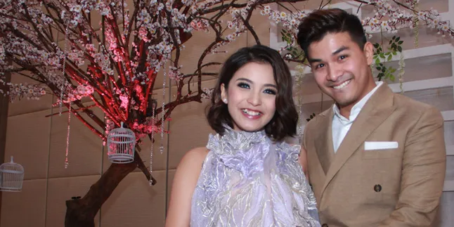 FOTO: Tanpa Meja, Inilah Cara Baru Chelse Olivia Makan Saat Hamil