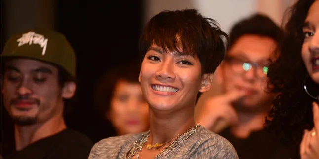 FOTO: Tara Basro Unggah Foto Pria Misterius, Bikin Heboh FOTO: Tara Basro Unggah Foto Pria Misterius, Bikin Heboh