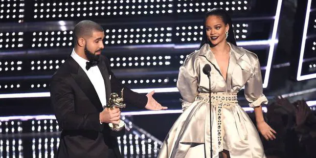 FOTO: Tato Baru Rihanna Ini Jadi Lambang Cintanya Kepada Drake?