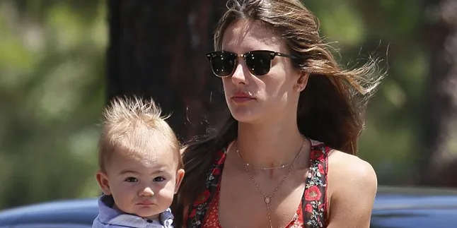 [Foto] Tenteng Dua Anak, Alessandra Ambrosio Tampil Santai