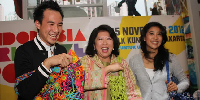 [Foto] Tenteng Tas Ramah Lingkungan, Daniel Mananta Pose Centil