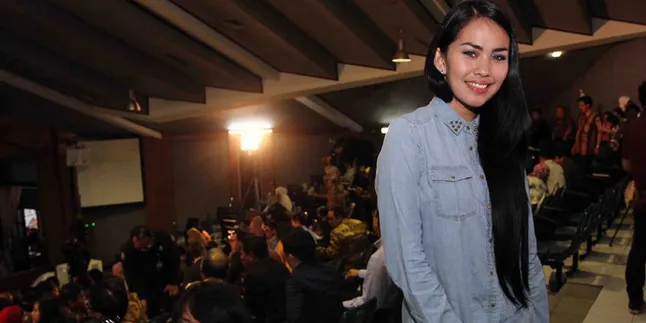 [FOTO] Terjebak Macet Jakarta, Kartika Putri Selonjoran Seksi