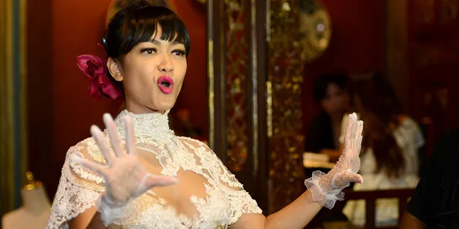 [FOTO] Terlaksana! Akhirnya Jupe Telanjang di GBK Demi Sepak Bola