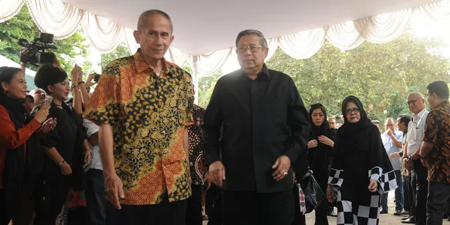 FOTO: Tiba di Rumah Mike Mohede, SBY Disambut Para Pelayat FOTO: Tiba di Rumah Mike Mohede, SBY Disambut Para Pelayat