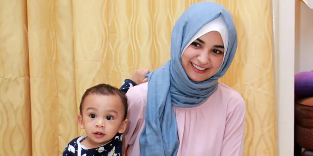[FOTO] Tiru Ayahnya, Baby Adam Shalat di Samping Teuku Wisnu