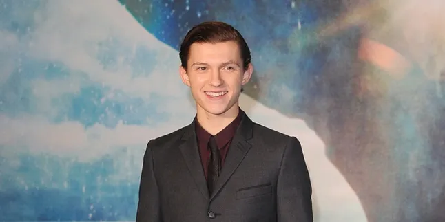 [FOTO] Tom Holland Bocorkan Poster Terbaru 'AVENGERS: INFINITY WAR'