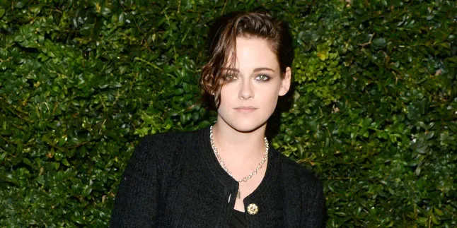 FOTO: Topless, Kristen Stewart Tampil Androgini Untuk Majalah