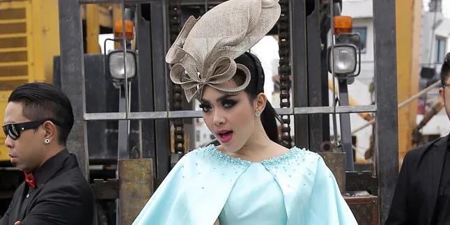 [FOTO] Ulala! Pakai Mahkota Anti Tawon, Syahrini Pukau Penggemar