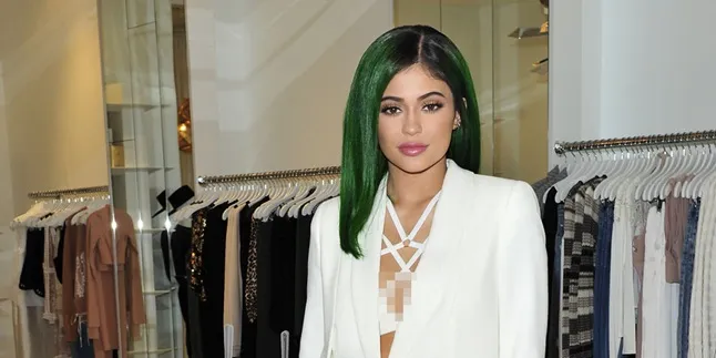 [FOTO] Ultah Ke 20, Kylie Jenner Rayakan Bareng Keluarga & Pacar