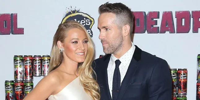 [FOTO] Ultah, Ryan Reynolds Pandang Blake Lively Mesra di Pesta