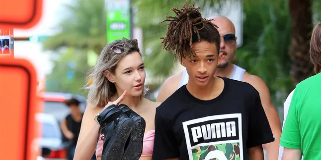 [FOTO] Umbar Kemesraan, Sarah Snyder Peluk Cium Jaden Smith