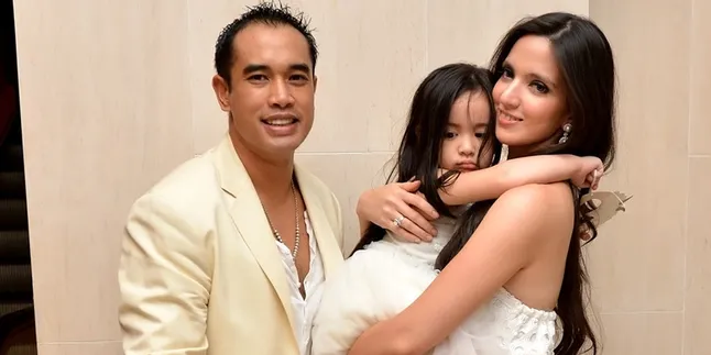 [FOTO] Unik, Bayi Nia Ramadhani Sudah Punya Paspor Sedari Lahir