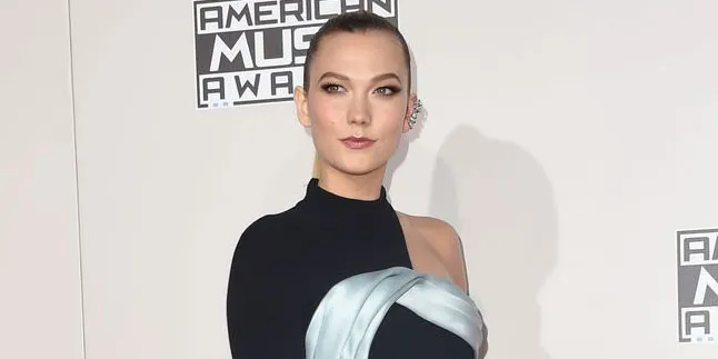 Foto Untuk Vogue, Karlie Kloss Pakai Headpiece Karya Anak Bangsa Foto Untuk Vogue, Karlie Kloss Pakai Headpiece Karya Anak Bangsa
