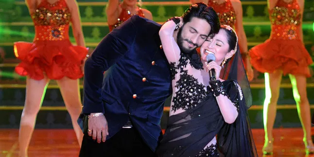 [FOTO] Ups, Bule Dubai Ini Pacar Baru Dewi Perssik?