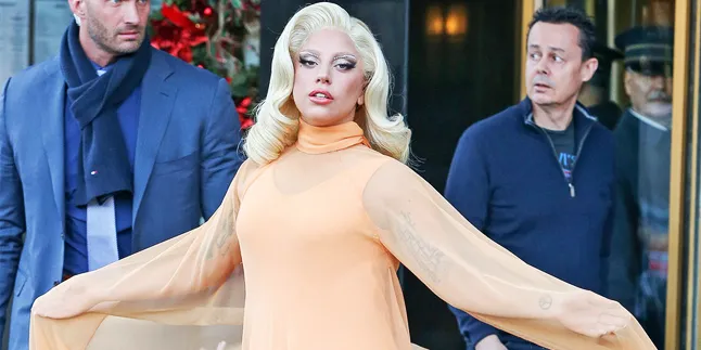 [FOTO] Ups! Gaun Melorot, Lady Gaga Nyaris Alami Nip Slip