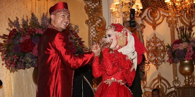 [Foto] Ups, Nuri Maulida Sempat Jatuh di Pelaminan