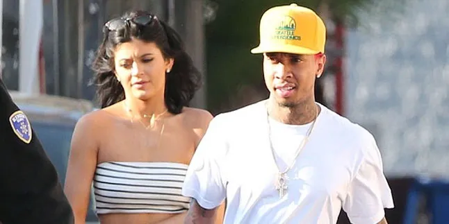 [FOTO] Usai Dinner, Kylie Jenner & Tyga Ciuman di Parkiran