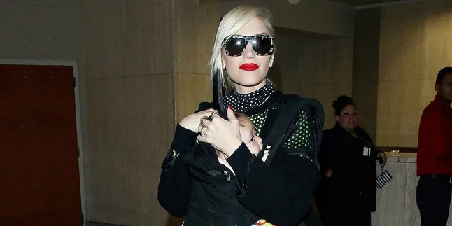 [Foto] Usia 8 Bulan, Putra Gwen Stefani Belajar Jalan