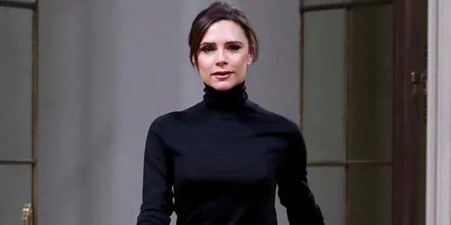 [FOTO] Victoria Beckham Nekat Naik Tangga Pakai High Heels