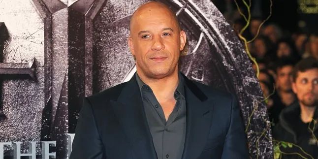 [FOTO] Vin Diesel Ayunkan Pedang Berapi di Hadapan Banyak Orang