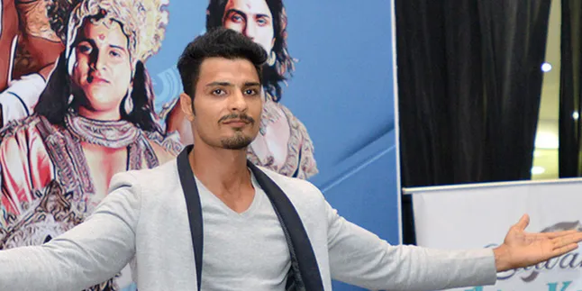 [Foto] Vin Rana Ketiduran di Lokasi Syuting, Tetap Ganteng?