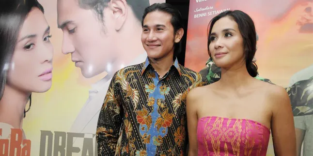 [Foto] Vino G Bastian - Marsha Timothy Terima Award Bersamaan