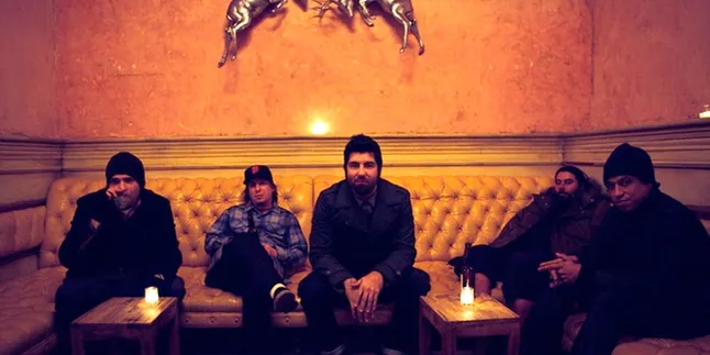 [Foto] Vokalis Deftones Apes Saat Ber-Stage Dive