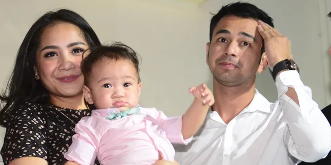 [Foto] Wajah Bahagia Nagita Slavina Pamer Piala Raffi & Rafathar