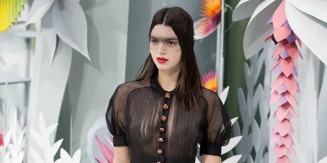 [FOTO] Wajah Pucat & Seram, Kendall Jenner Bak Mayat Hidup
