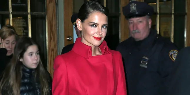 [FOTO] Wajah Pucat - Kulit Gelap, Katie Holmes Berubah Drastis