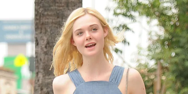 [FOTO] Wajah Terlihat Lelah, Elle Fanning Nyeker di Tempat Umum